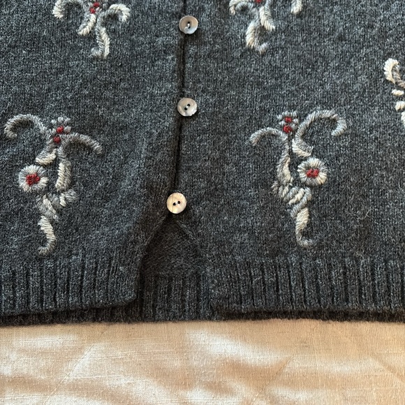 Woolrich ladies sweater vest with embroidery 100% Shetland wool size medium - Picture 6 of 7